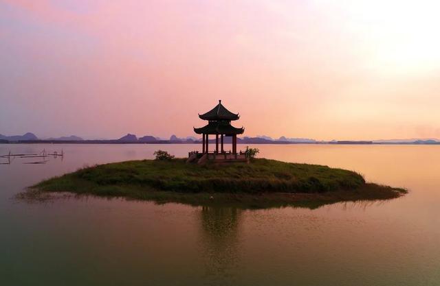 广西有哪些景点值得去，广西有哪些景点值得去看（快把广西这些游玩不累、老少皆宜的山湖美景安排上~）