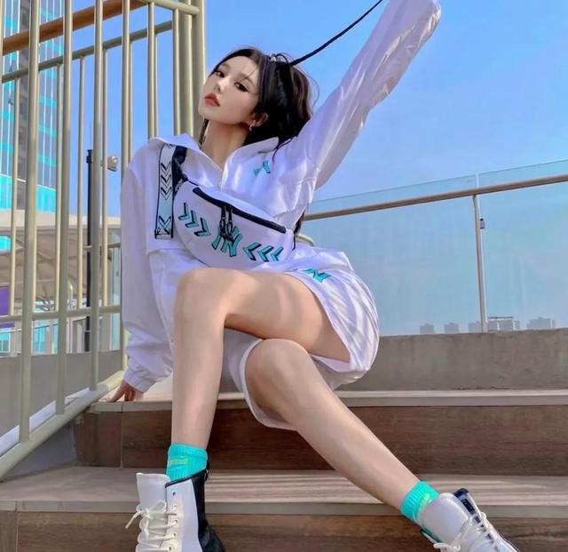 漂亮小姐姐图片，高清漂亮小姐姐的真人头像 俞人间-  ‘玫瑰可以在荒野盛开 深海也可以有星光.’微信（小裙子都觉得怀才不遇）