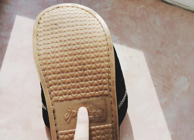 eva和pu鞋底材质哪个好，鞋垫是EVA好还是PU好（记住这8不买，基本不会踩坑）