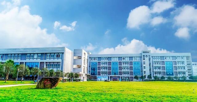 重庆工程学院学费，2021年重庆工程学院学费标准_学费多少钱一年（重庆工程学院2022年招生章程发布）