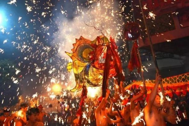 广东舞狮过年，都是“硬核”年俗