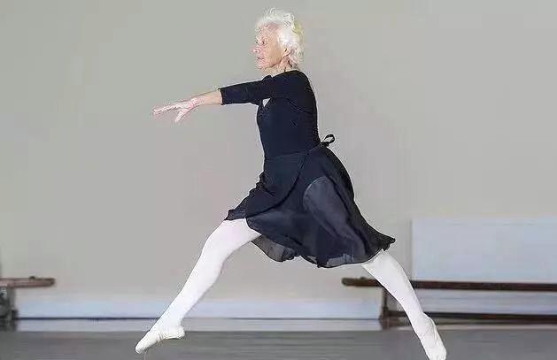 飞蛾扑火下一句是什么歇后语，飞蛾扑火歇后语下一句是什么（幽默风趣充满情感和智慧的歇后语）