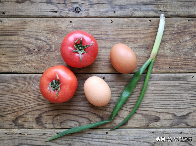 西红柿炒鸡蛋的制作步骤，制作西红柿炒鸡蛋需要的步骤（吃了30年的西红柿炒蛋）