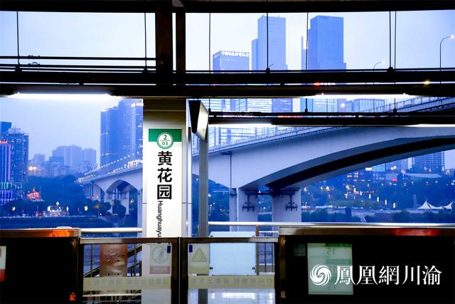轻轨2号线全线站点线路图，新风貌丨打卡重庆轨道交通“最美车站”②单轨2号线