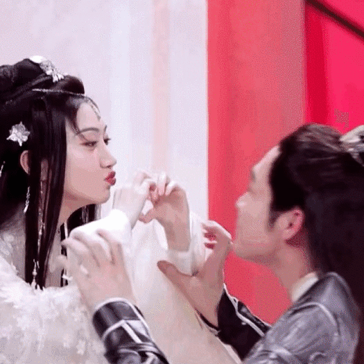 北美大灰狼是什么梗，北美灰狼为什么这么大（嘟嘴索吻、牵手搂抱、时刻黏在一起）