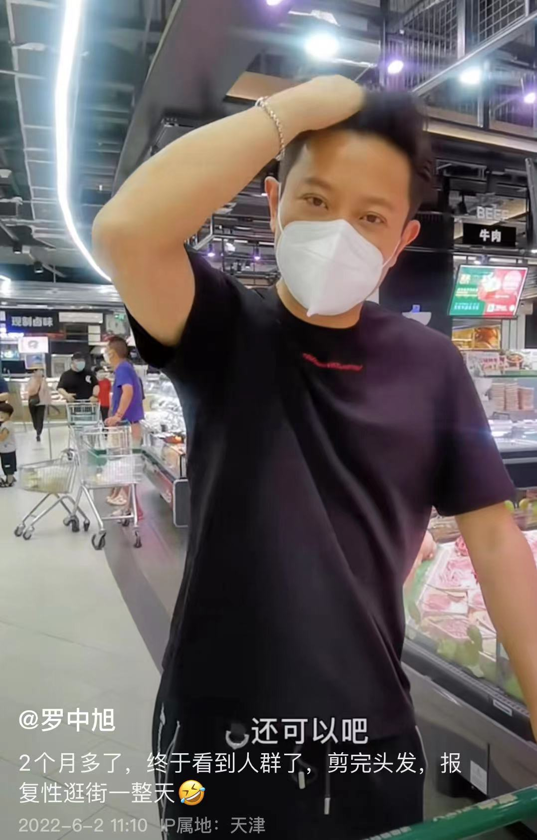 罗中旭现状怎样?近日低调逛街,人来人往无人识