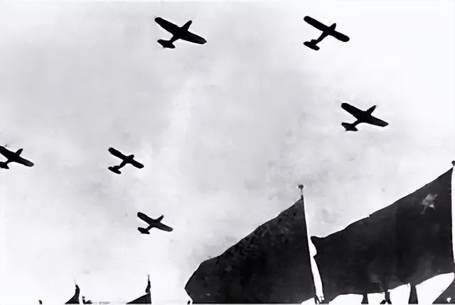 中国人民解放军空军，中国人民解放军空军成立时间（人民空军，生日快乐）