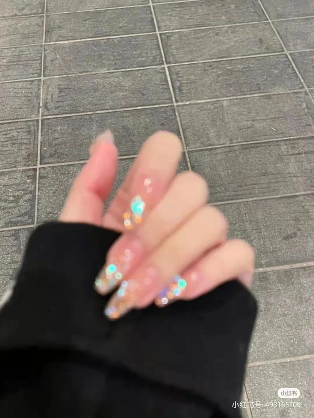 指甲油裸色和透明色有什么区别，护甲油和透明色的指甲油一样吗（显白好看，春夏必做）