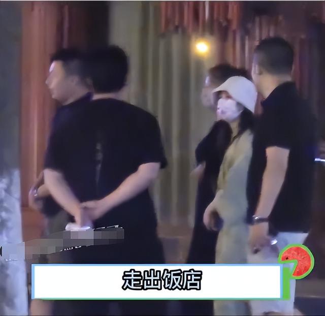 冯绍峰近照中年发福，与景甜同框身材反差大