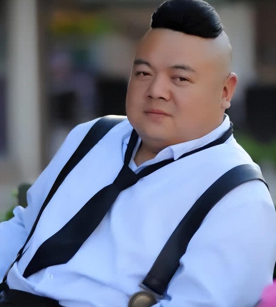 知名演员无戏可拍,曾在菜市场摸爬滚打,如今做起了环卫工