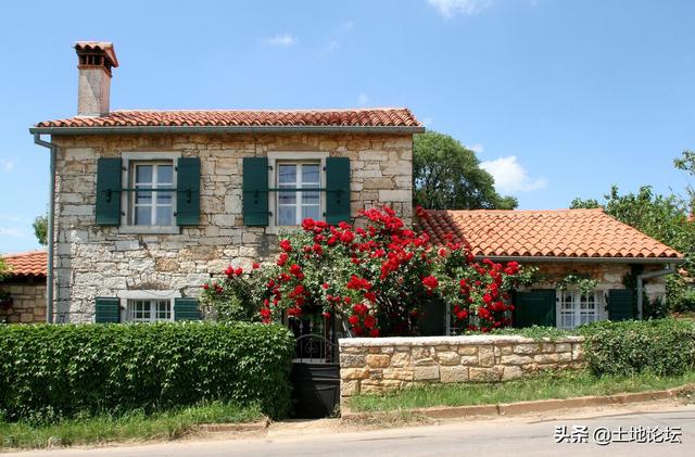 钢构别墅多少钱一平方，钢架房造价多少钱一平米（农村建别墅包工包料多少钱一平方）