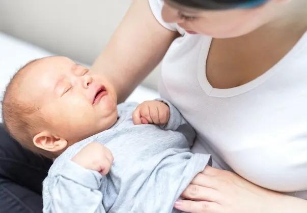 新生婴儿死亡怎么处理，新生儿死亡处理流程（新生男婴被父亲喂水呛咳身亡）