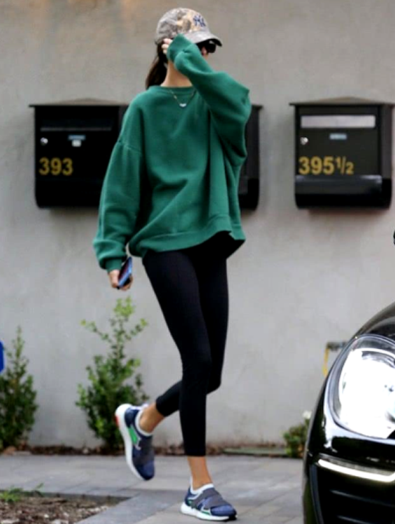 红色卫衣配什么颜色裤子，红色卫衣配什么颜色裤子最搭（40岁女人穿卫衣）