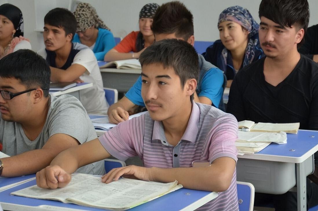 和高考移民不同,這位考生之所以能夠在天津讀高中,是基於內地新疆高中