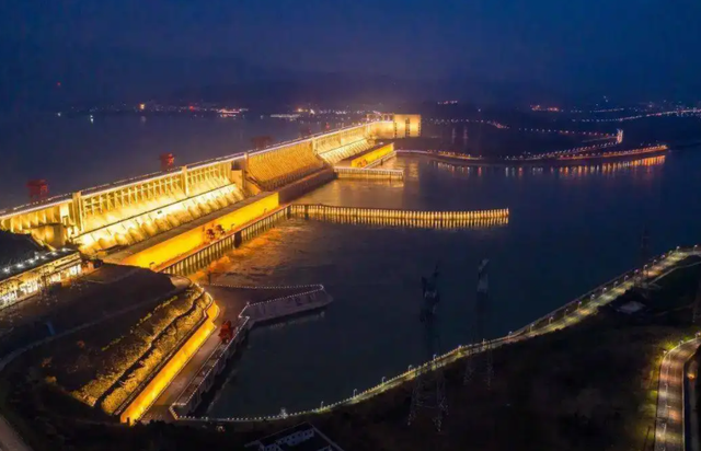 三峡水电站的总装机容量是多少万千瓦，三峡水电站总装机容量和年发电量（三峡水库最大蓄水393亿立方米）