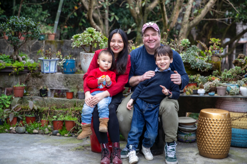 趴耳朵，娶了小12岁的中国媳妇（趴耳朵狗图片）