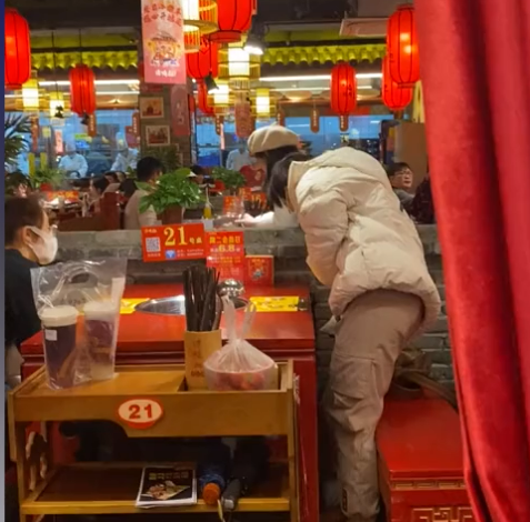 川剧变脸揭秘视频教程，变脸揭秘机关在帽子里（广西女子吃饭时遇到变脸演员前来互动）