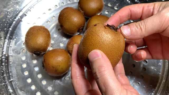 奇异果怎么去皮，奇异果的功效与作用图片（教你一招，3秒去皮不脏手）