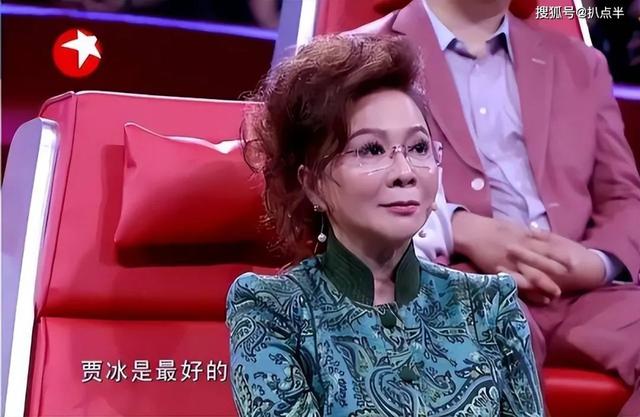 贾冰家庭情况，曾被质疑“老牛吃嫩草”