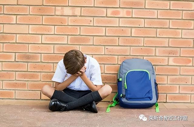 小孩心理有问题的表现症状，儿童心理有问题的表现症状（小心青少年焦虑障碍的6大症状）