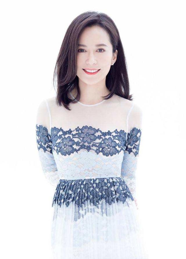 蓝色衬衣怎么搭配下身好看，女蓝色衬衫配什么好看（51岁俞飞鸿真是优雅到骨子里）