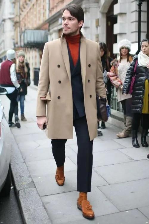 穿黑色毛衣的男人，男生牛仔裤配什么上衣好看（冬季高领毛衣才应该是男士的必备）