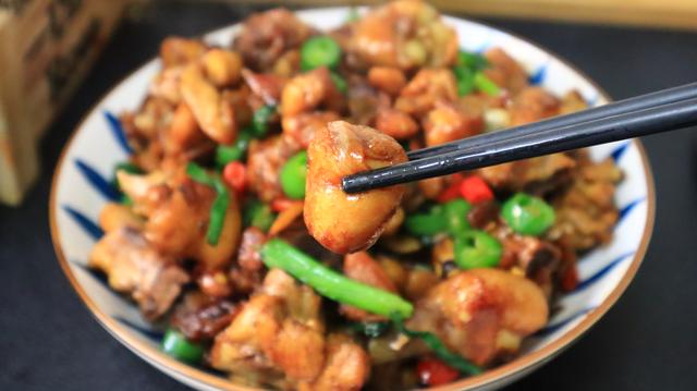炒鸡腿肉的家常做法，青椒炒鸡腿的家常做法（私藏多年的“生炒鸡肉”）
