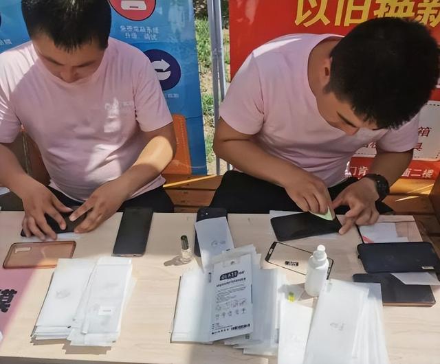 开手机店的进货渠道有哪些，开手机店的进货渠道有哪些（那是靠什么赚钱交铺租的）