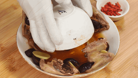 乌鸡白凤丸炖鸽子的功效与作用,鸽子汤的功效与作用(补血养宫,简单一