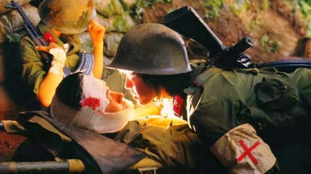 86年老山战场照《死吻》:亲吻临终士兵的女战士张茹,后来怎样了-图1