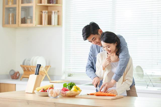 年轻人恋爱中同居正常吗，年轻人恋爱中同居正常吗女（为什么越来越多的情侣喜欢婚前同居）