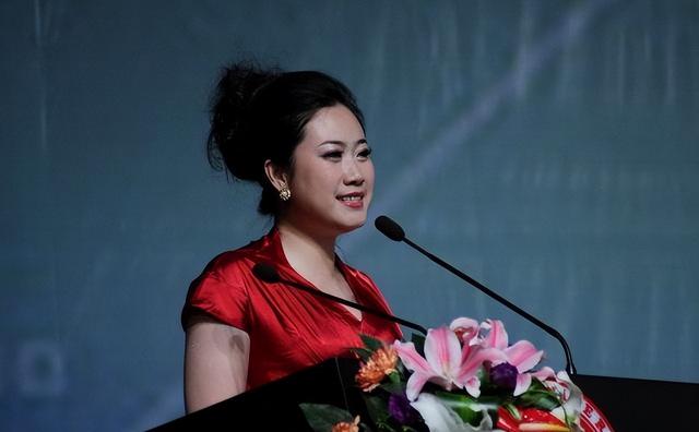 芙蓉姐姐整容前照片，芙蓉姐整容了吗（从扮丑网红到亿万富婆）