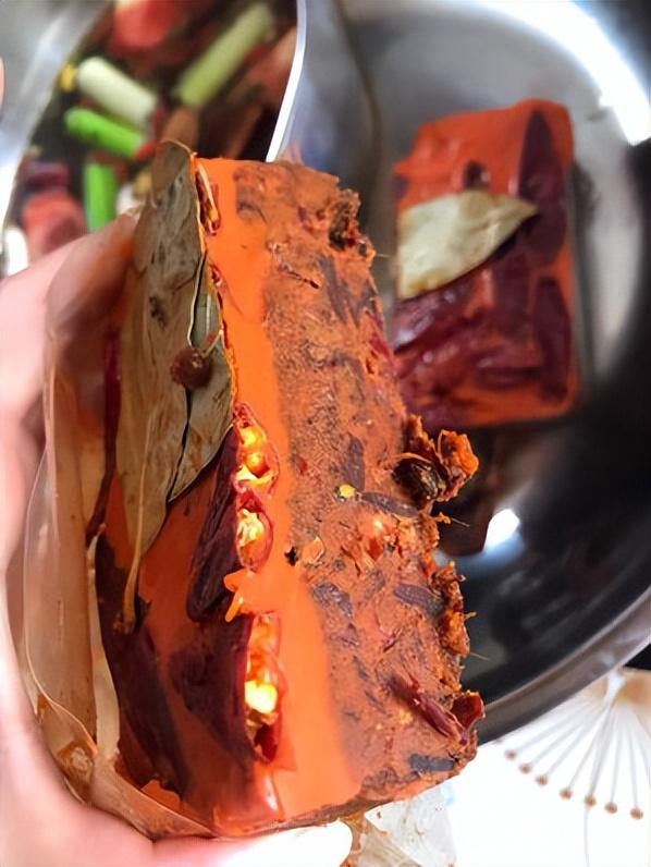 火锅锅底有几种，火锅锅底有几种颜色（“块状”和“膏状”哪个好）