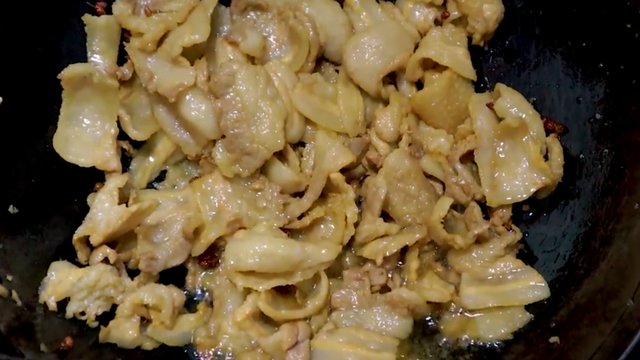 新鲜肉怎么炒好吃，炒菜的肉怎么炒好吃（生爆五花肉的家常做法）