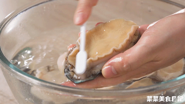 芥末鱿鱼的做法，芥末拌的烤鱿鱼怎么做（烫5秒就上桌，鲜嫩弹牙）