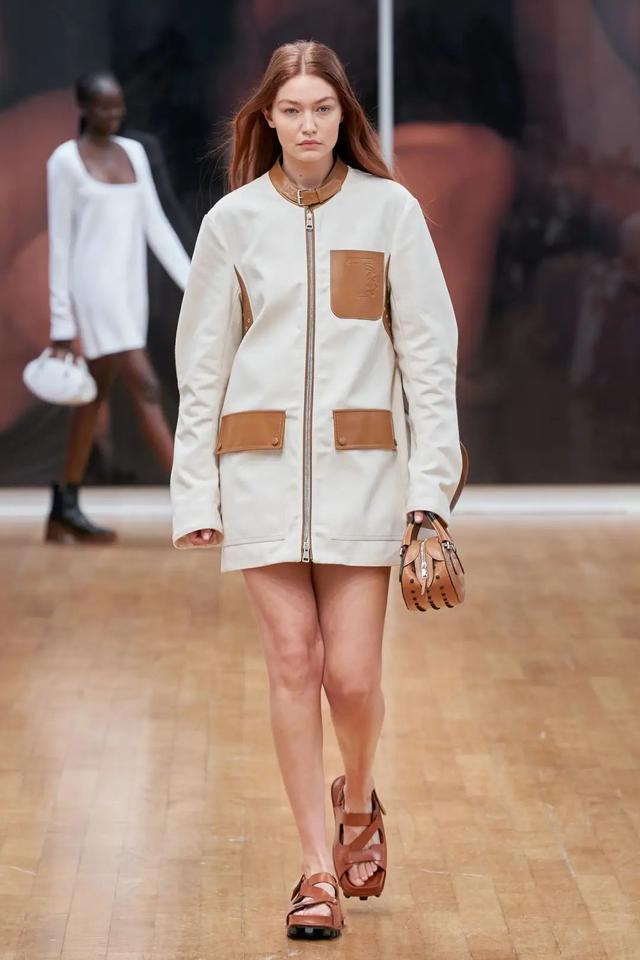 去海边穿什么鞋子合适，去海边沙滩穿什么鞋最合适（今夏最火的4双新鞋）