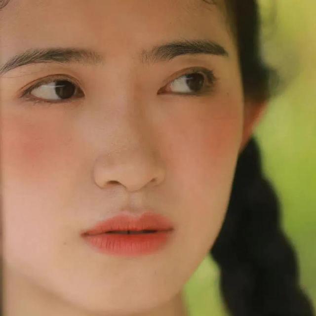 戴眼镜的女生头像，戴眼镜/女生/眼镜控微信（壁纸小馆：女生头像）