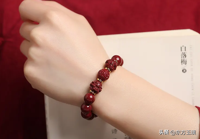 为什么戴朱砂不能让别人看到，为什么戴朱砂不能让别人看到佛弟子能戴朱砂饰品吗（佩戴朱砂的禁忌）