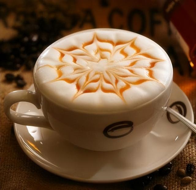 摩卡咖啡和拿铁咖啡的区别，摩卡和拿铁的区别是什么（认清拿铁、摩卡、康宝蓝、玛奇朵、卡布奇诺的区别）