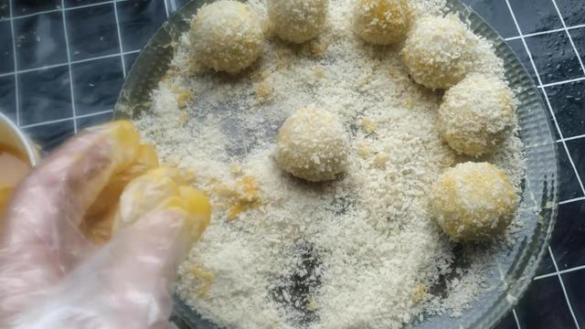 炸元宵的正确做法，炸元宵的正确做法视频（炸出的汤圆零失败还不嘣油）