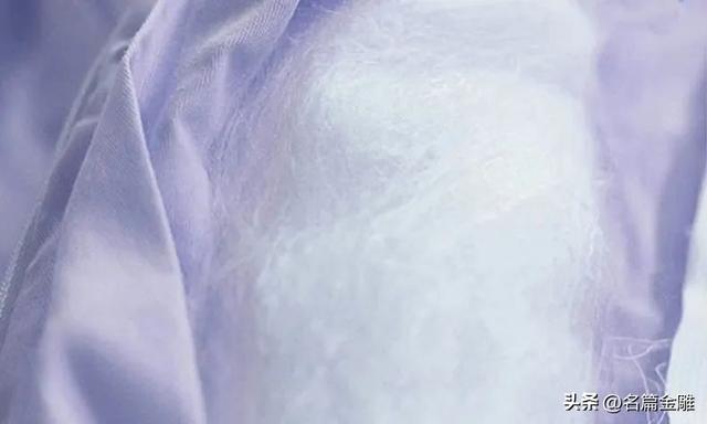 蚕丝被怎么鉴别，蚕丝被怎么鉴别真假烧出来灰是什么样的（24年坚守假一赔亿诚信品牌金加瀛创始人卢亚波蚕丝被怎么辨别真假）