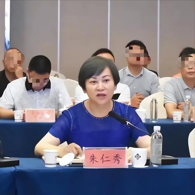 莒县小三管仁秀的照片，男子杀小三的真实故事（“美女市长”朱仁秀落马）