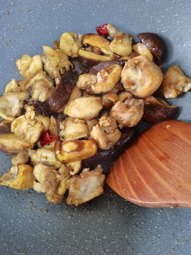 芋头炖鸡肉怎么做，芋头炖鸡的家常做饭