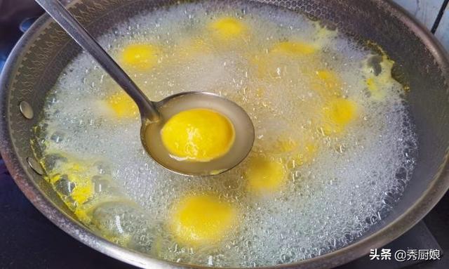 小汤圆怎么煮汤圆的煮法，怎么煮小汤圆的步骤（切记不要开水下锅煮）