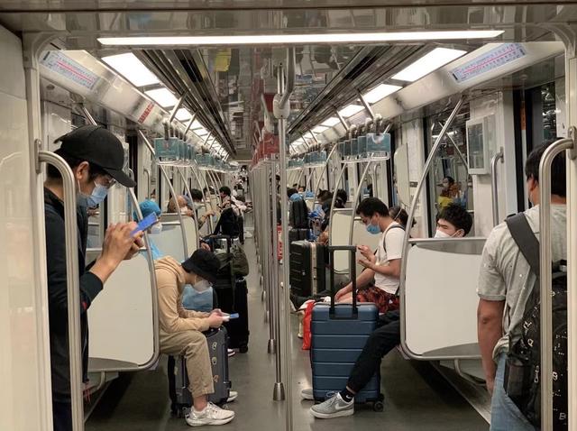 刚刚上海突然宣布大消息，刚刚上海突然宣布大消息安康码在外地可以申请吗（在沪人员为何急着“逃离”）