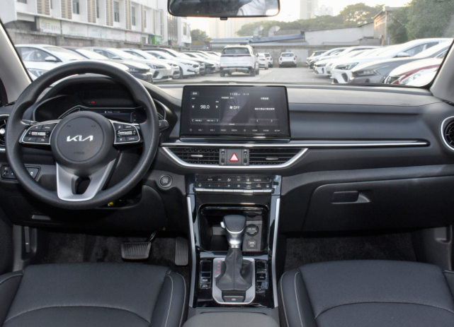 起亚k3自动挡(起亚k6适合家用,入门就配自动挡,比朗逸大一号,帝豪不能