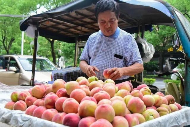 摆摊卖什么赚钱成本又低，现在摆地摊卖什么成本低回本快（夏天一个人就能干的小生意）