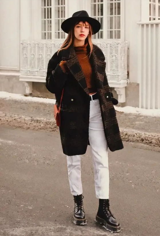 马丁靴怎么搭配，马丁靴配什么衣服好看（穿“马丁靴”搭什么裤子才好看）