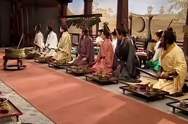 鸿门宴讲了一个什么故事，鸿门宴的故事主要讲了什么（项羽当时占尽优势）