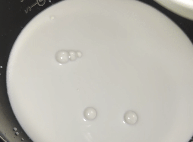 酸牛奶怎么做，酸牛奶怎么做奶酪（做芝士剩下的乳清不要丢）